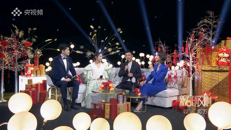 央视|田靖华崔爽央视大型文艺晚会主持首秀，一个略显紧张一个气质不俗