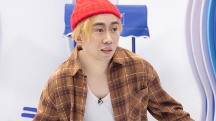 街拍|笑不活了！粉丝帮杨迪报《向前冲》，本人回应没眼看，年龄亮了