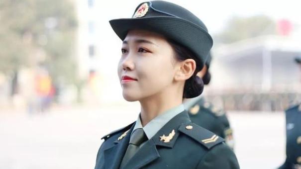 她从军花到校花，获奖无数人生简直开挂，回到名校后仍为国效力