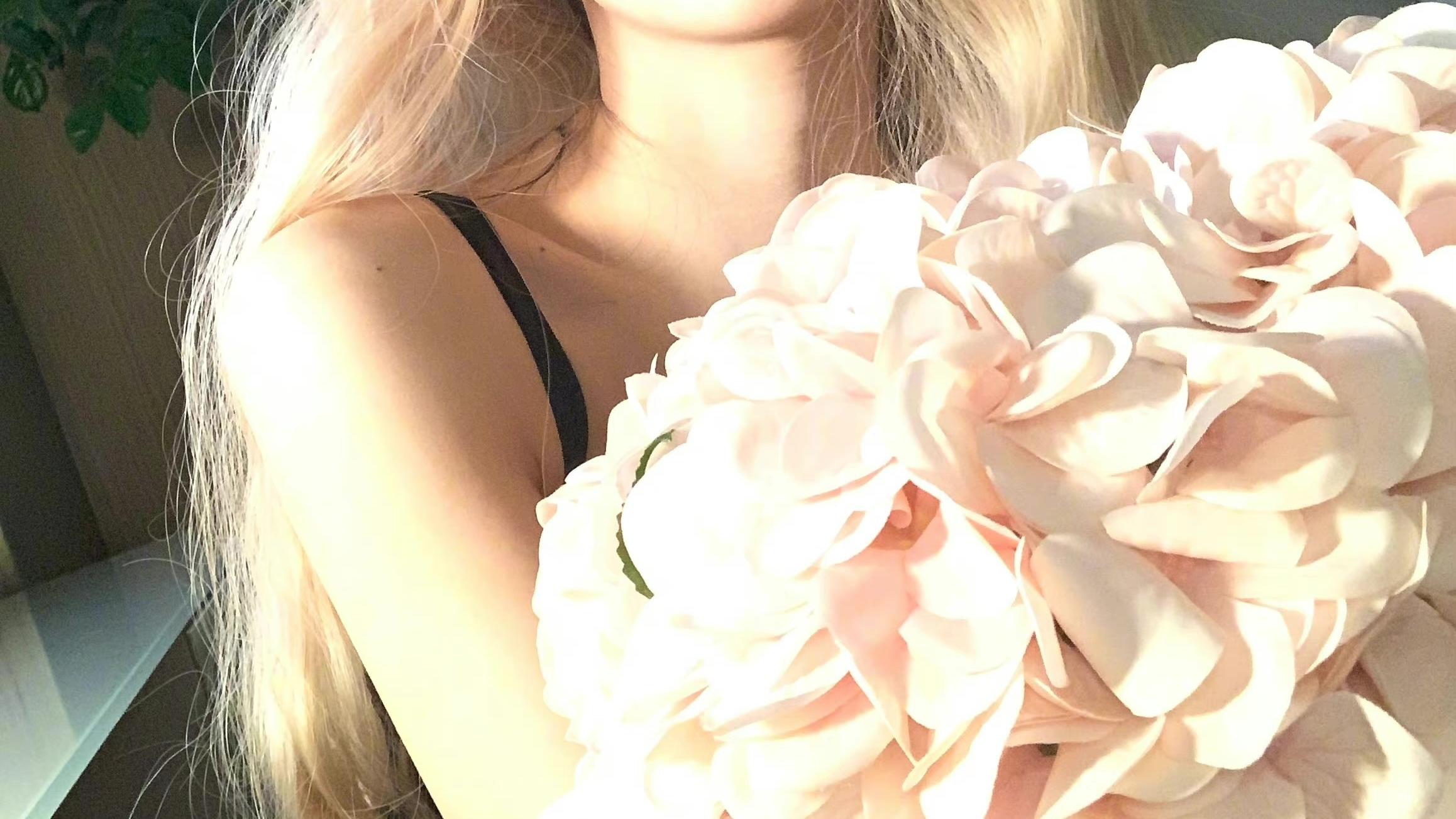 鞠婧祎|鞠婧祎分享金发live图，妥妥的爱豆脸，吐舌头太太太犯规了