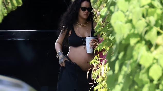 蕾哈娜|34岁蕾哈娜孕期喝快乐水无顾忌，土豪金链耀眼，肚大如箩走路漂移