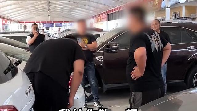 |又是剧本？网红猴哥惨遭车商围攻，鞠躬道歉显真诚，网友：已取关