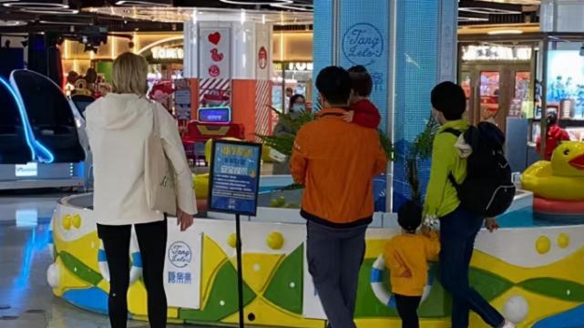 撒贝宁|撒贝宁一家四口被偶遇，宠爱女儿全程抱着走，保姆牵儿子更像家人