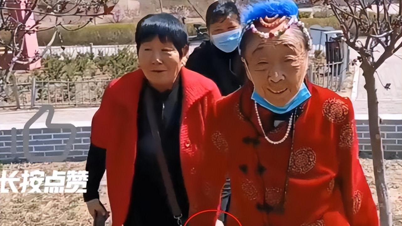 李玉成|85岁马玉琴迎接70多岁婆婆，牵手逛街场面和谐，网友：丢人现眼