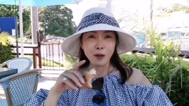 田震|最新曝光！55岁田震在澳洲喝咖啡，视频引起全网关注！