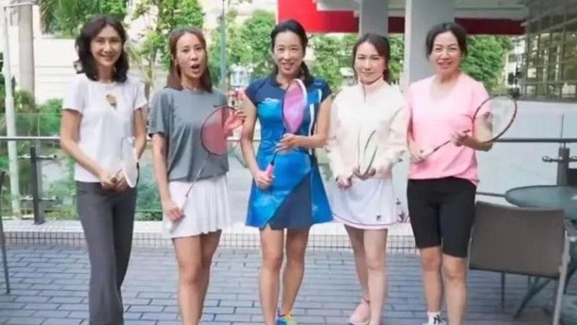 穿衣搭配 朱玲玲越活越年轻，穿网球裙扎半马尾好青春，63岁状态不输年轻人