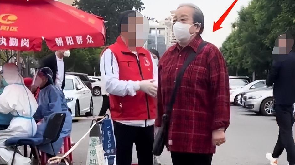 李明启|同样是做核酸，把葛优冯巩李明启和万梓良放一起，差距瞬间出来了