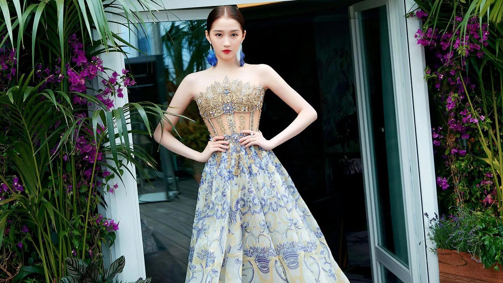 关晓彤|关晓彤好冷抹胸露背复古写真，你没见过这么美的关晓彤