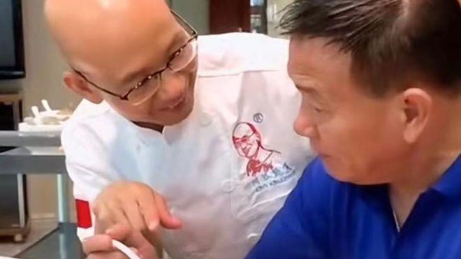 万梓良|65岁万梓良曝近况！戴“鸽子蛋”吃鲍鱼乳鸽，满脸通红在室内抽烟