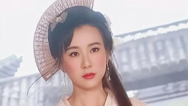 萧蔷|53岁萧蔷穿金色礼服走秀，大秀火辣身材，丰满胸部十分抢镜