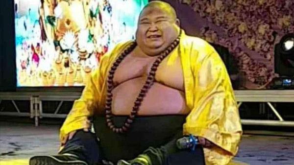 弥勒佛|真人版“弥勒佛”成网红后，被富婆花高价请回家，现状令人唏嘘