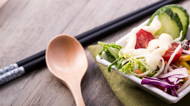 |提醒：50岁后，避开10个“减寿因素”，做到这6点，或有益长寿