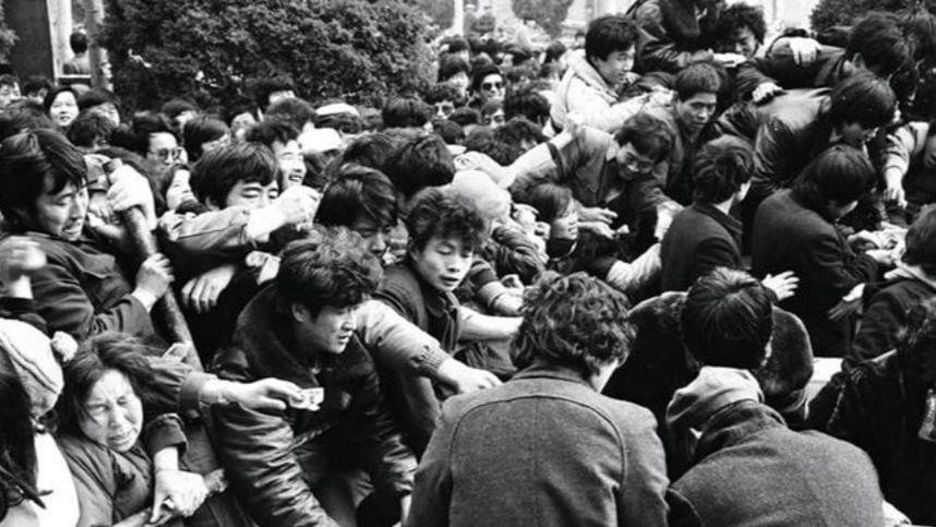 韩信 老照片: 80年代北京一位年轻姑娘的留影, 上一对年轻的摩登男女青年