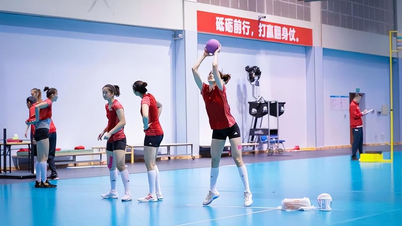 女排|中国女排最新训练画面曝光！袁心玥跑在前面，蔡斌今年有4大战役