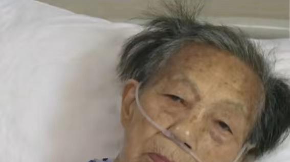 男子让重病母亲在家等死，用锄头拦救护车进村，找姐姐要医疗费