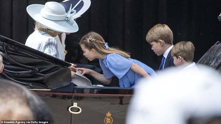 戴安娜|夏洛特公主翻“奶奶”卡米拉包包，网友：这一刻，戴安娜真的输了