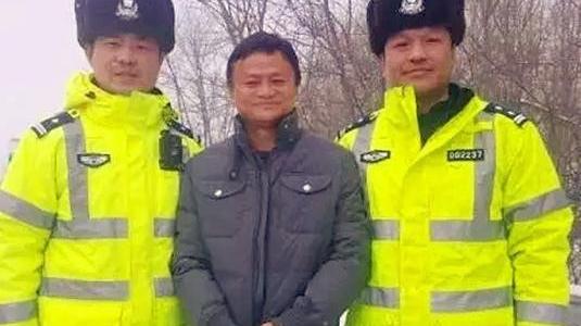 赵丽颖|跟警察合影怎样才不像犯人？连马云都错了，成龙的方式才标准