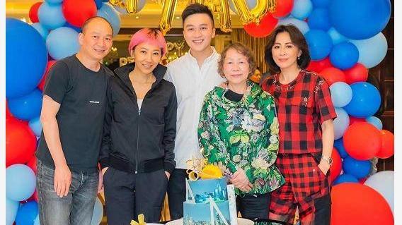 刘嘉玲|刘嘉玲大手笔为侄庆生，特意返港打扮好隆重，祖孙三代共用一张脸