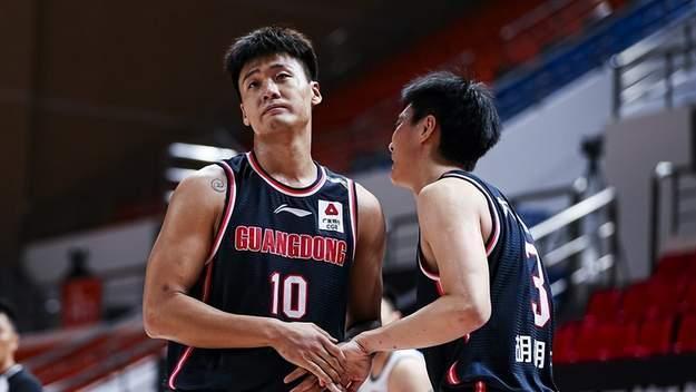 |225cm悍将三年合同换高诗岩助辽宁卫冕，杜锋欲签陶汉林过渡夺冠