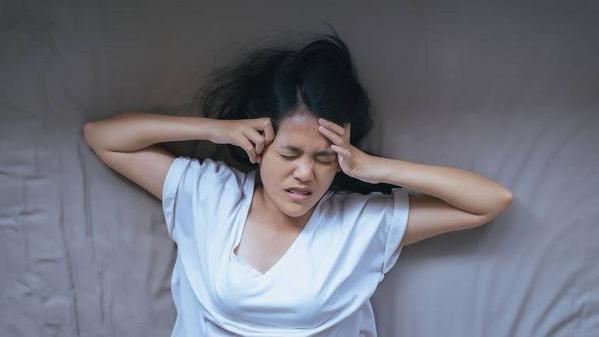 睡眠障碍|总是半夜“自然醒”再难入睡？医生：多半与3个因素有关，需重视