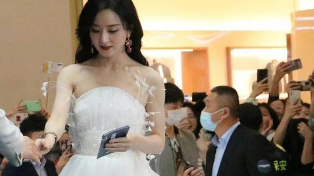 赵丽颖|都说赵丽颖“腿短”？看了她的无修生图后，明明比例很优越啊