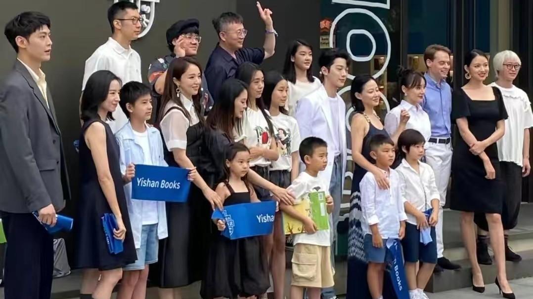 姐姐|谭卓俩儿子曝光！首次跟妈妈公开露面，一个精致一个粗犷差别太大