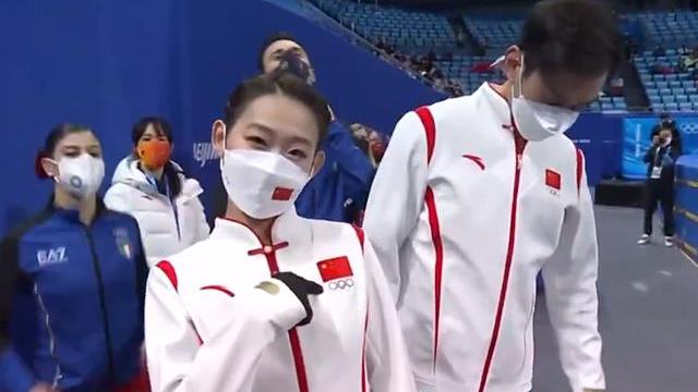 纽约|唯美演绎，中国队组合拿到高分，紧紧拥抱+比心，看台上欢呼不断