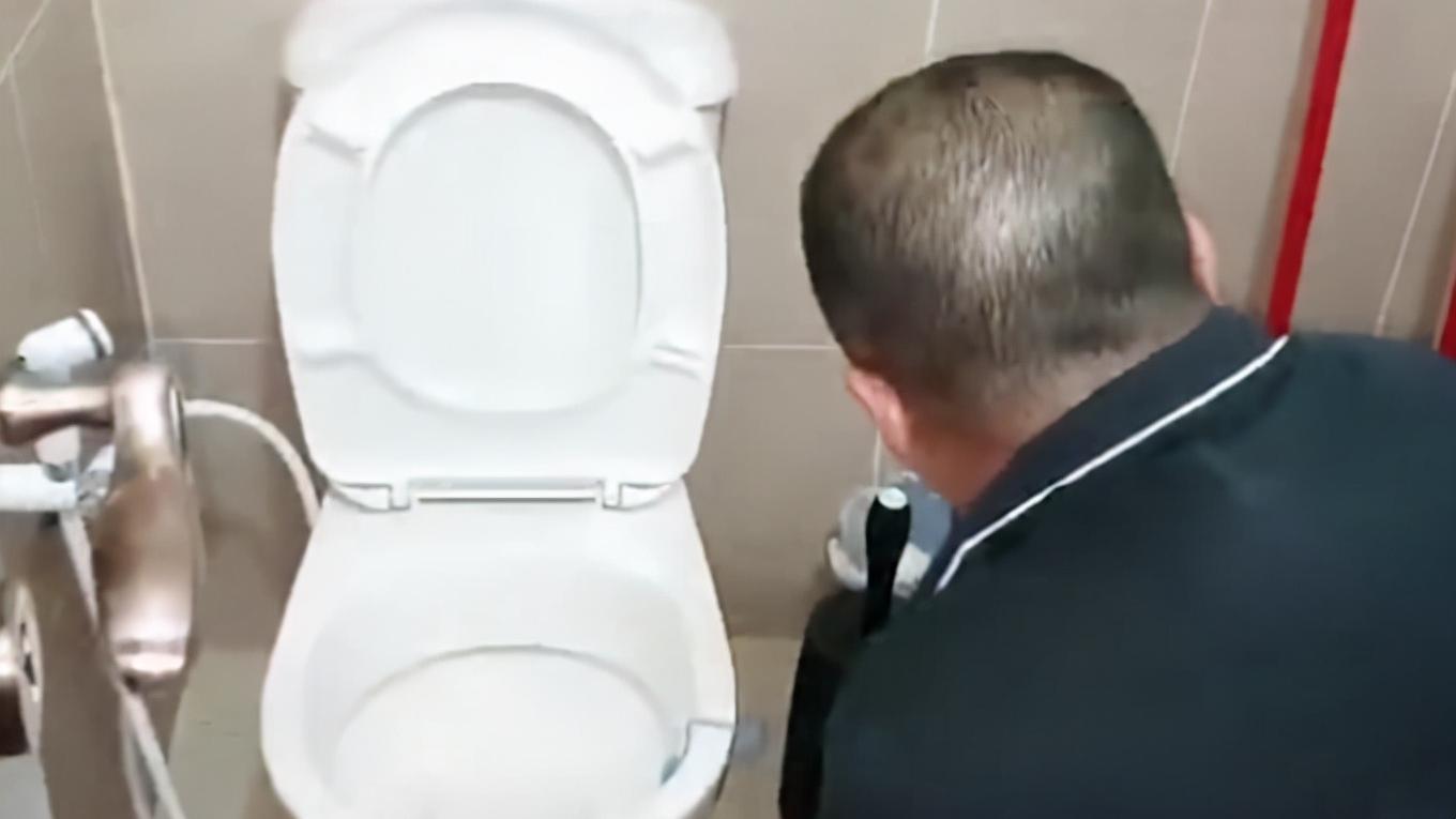 安徽一女子做饭听到异响，上楼一看呆了：楼上厨改厕，还装俩马桶