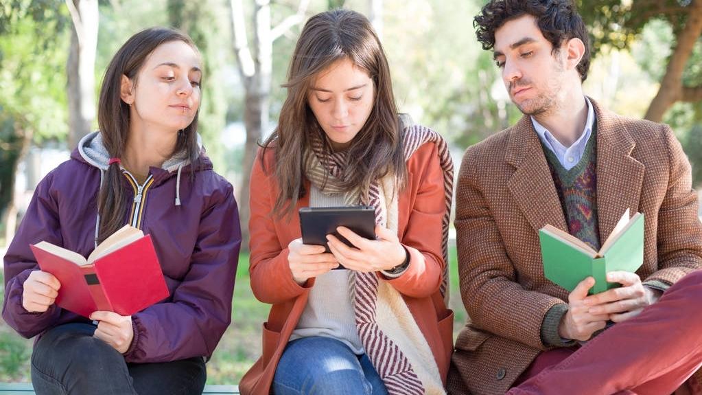 SpaceX|曝新机|可折叠iPhone将采用E-Ink显示屏？