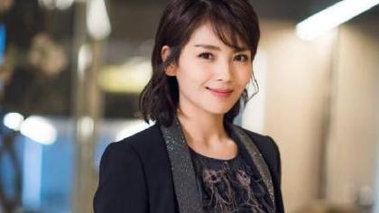 刘涛|刘涛私下聚餐被偷拍！穿紧身裤双腿笔直，一把搂住友人太豪爽