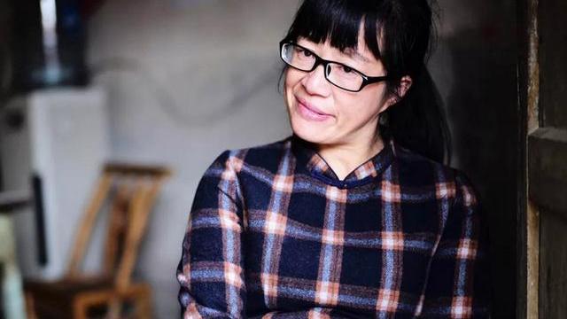 余秀华|余秀华樱花树下亲吻小男友，对方欢笑却难掩尴尬，曝女方已有身孕