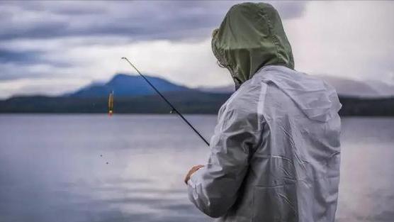 湖南|湖南一男子火了，野钓收获大鳜鱼如此回家，网友：比美女还吸引人