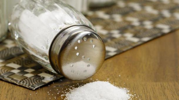 千疮百孔|含“钠”量超高的“预制菜”，吃一顿堪比10斤盐，胃或千疮百孔