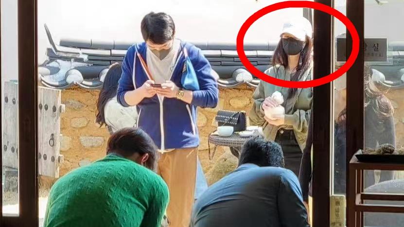 郑智薰|Rain金泰希撇下俩女儿享受夫妻单独旅游，Rain为老婆拍照尽显甜蜜