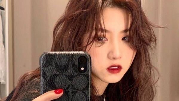 发型 减龄不一定要烫羊毛卷，太挑人！今年流行“慵懒卷”，很有女人味