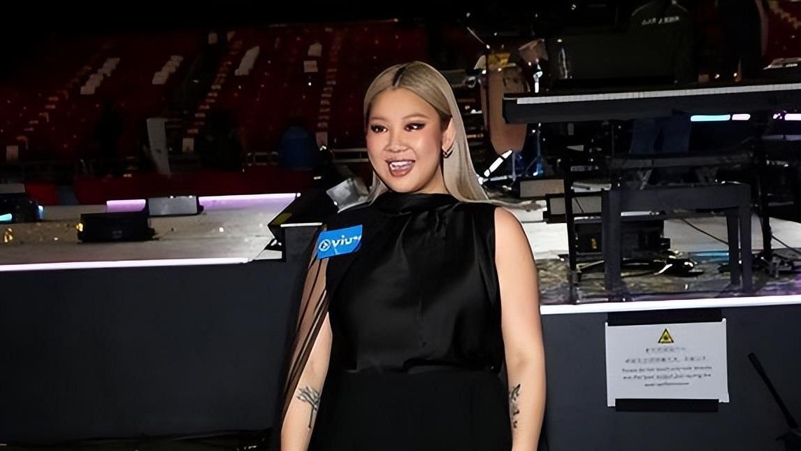 郑欣宜|郑欣宜突然瘦好多！恋爱后疯狂瘦身脸小一圈，披斗篷变贵气大小姐