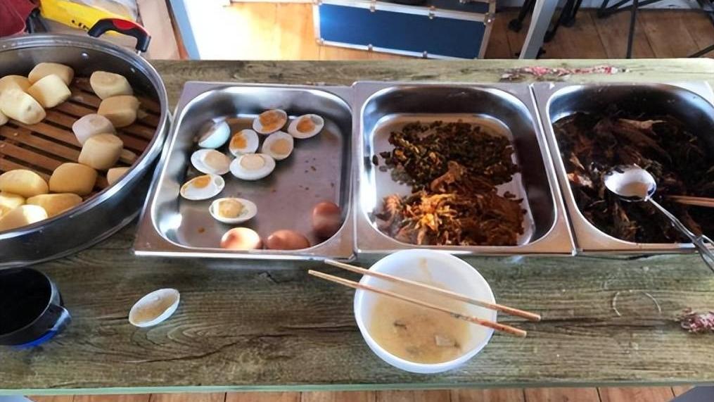 吴京|吴京吃路边摊被偶遇！桌上摆大杯啤酒太接地气，戴旧帽子满脸褶皱