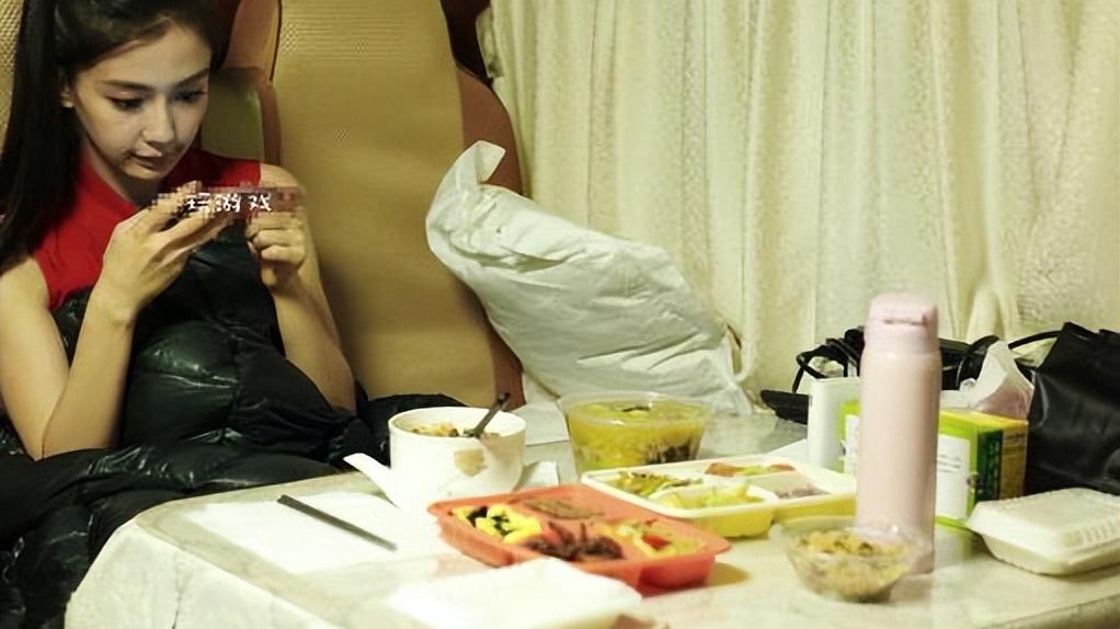 白梦妍|白鹿犒劳自己晒大餐果然是明星啊 网友：太奢侈了一个人吃这么多