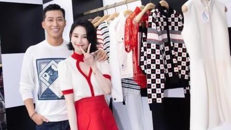 任嘉伦|窦骁何超莲被偶遇，何超莲精致似芭比窦骁像保镖，网友：豪门难