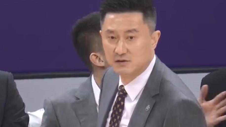 广东男篮|汤杰广东首秀失误被杜锋骂，连续抢断看出态度，撞到裁判有些尴尬