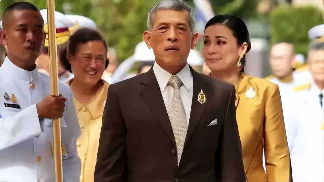 诗琳通|诗琳通替代诗妮娜，穿“旧”衣用苏提达同款御伞，嫂子曾向她跪拜