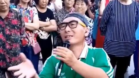 李玉成|李玉成早期视频曝光，街头跪地表演求打赏，马玉琴低头不说话