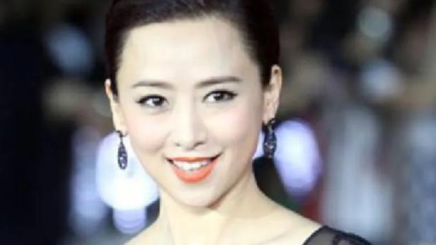 许晴|那些上身裹不住，下身藏不住，年近50仍风韵犹存