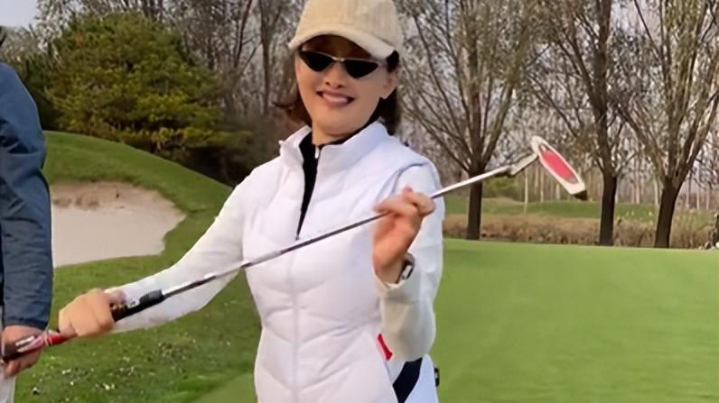 牛莉|49岁牛莉素颜小区内散步！双手插兜裙带露出，小区环境高档似公园