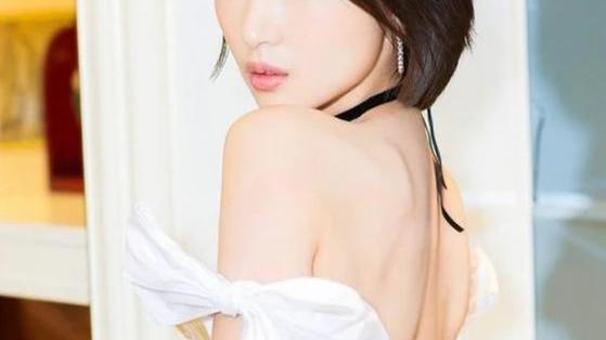 周冬雨晒出自己住的房子，靠墙放了一排高跟鞋，进门都快没空间了