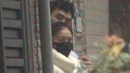 阮经天|阮经天女友正面曝光！零下低温光腿穿短裙秀美腿，被拍一脸不悦