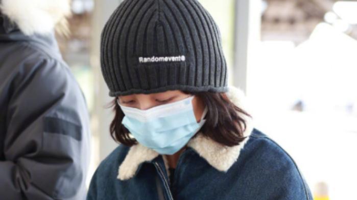 暗黑|张子枫露面眼神充满惊恐， 连手机壳也换掉了，整个人状态不太好