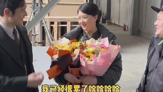 蒋欣|蒋欣新剧宣布杀青，黄晓明亲自送上鲜花，抚背合影关系亲密