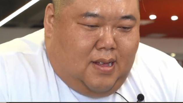 运动减肥 600斤胖猴仔选择运动减肥，黑斑扩散到小腿，走2分钟就冒汗