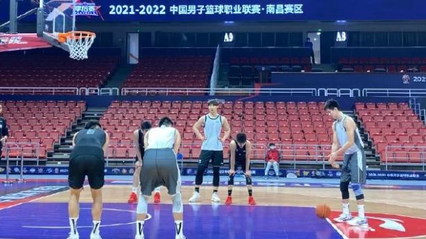 吉林男篮|CBA三消息：上海浙江友好战平，琼斯薪水很满意，崔晋铭咬牙出战